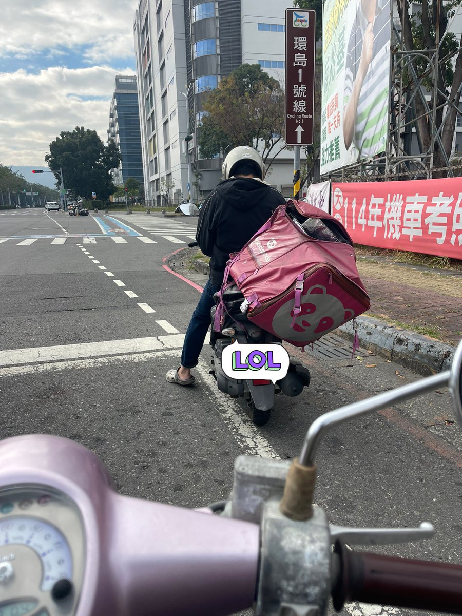 as6265604's tweet photo. 會不會 點湯麵 到了 變乾麵？ https://t.co/AYaQo4gozi