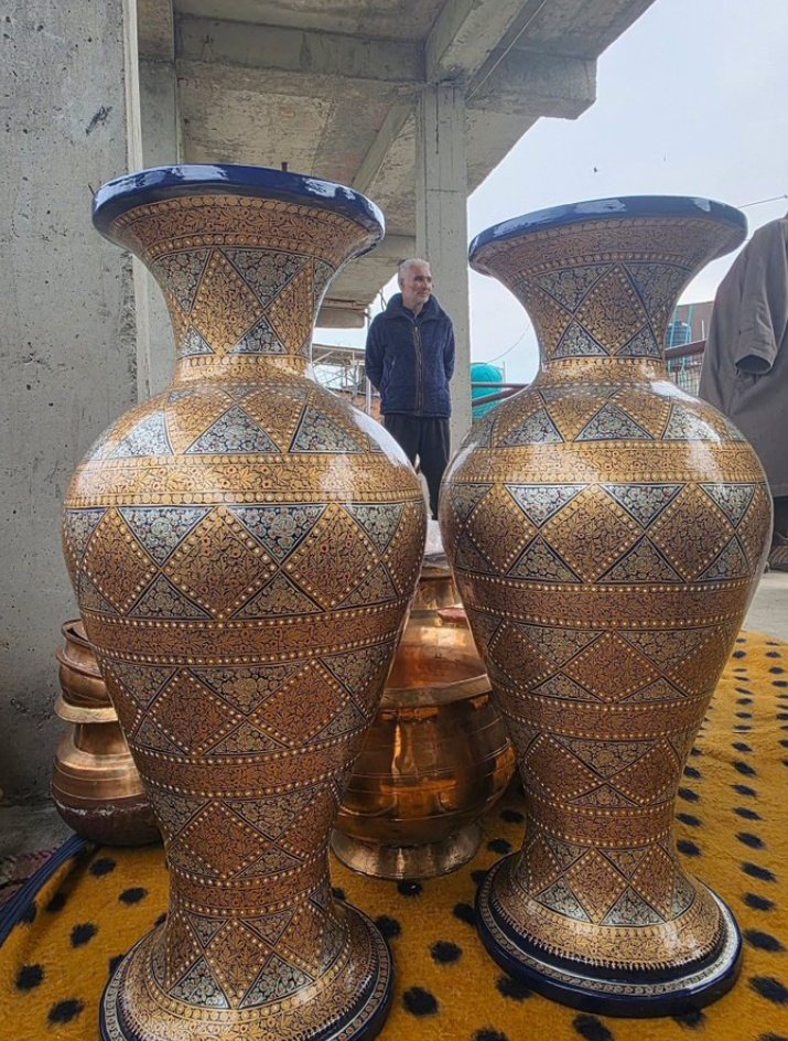 A Kashmiri craftsman donated his papier-mâché artwork for Iran.
#Kashmir #Iran

یک هنرمند کشمیری آثار پاپیه‌ماشهٔ خود را برای ایران اهدا کرد۔
#ایران #کشمیر