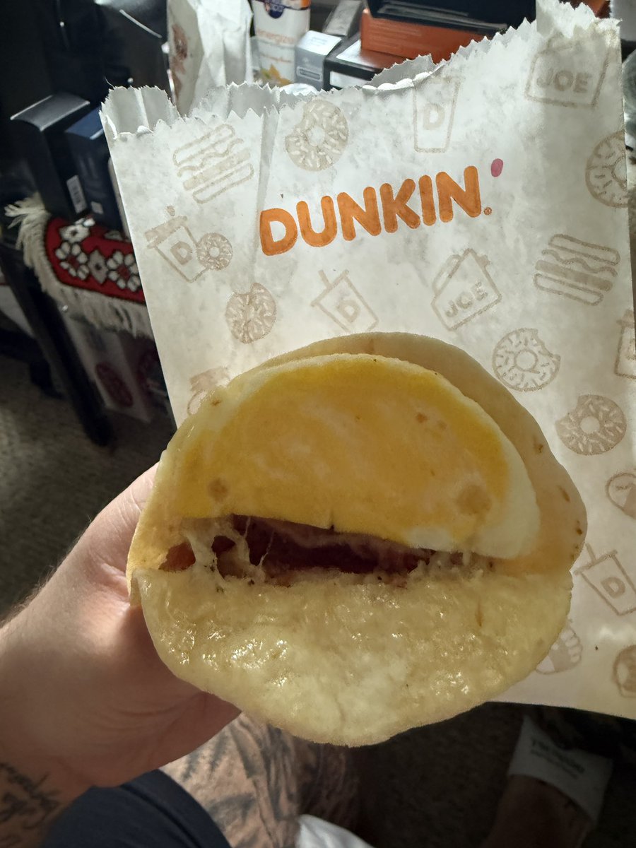 AndyMTVUA's tweet photo. @dunkindonuts 
Really dunkin??? Where’s the bacon how is this$4.59?! Not only was my drink wrong but what’s wrong with this. https://t.co/f17JrdQcj8