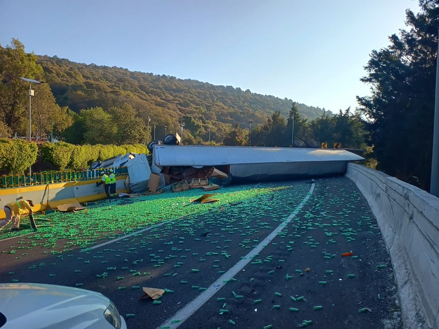 CorresponsalsMX's tweet photo. #ultimahora
🚧🚫⚠️#Tomaprecación 
Caos esta mañana por la volcadura de un trailer en la curva de #LaPera en la autopista #México #Cuernavaca 
Se reporta el cierre de la circulación en ambos lados y hay tráfico detenido en la zona.
#evitatransitar #accidentes #kilometro69 #bsucaalternativas @CAPUFE