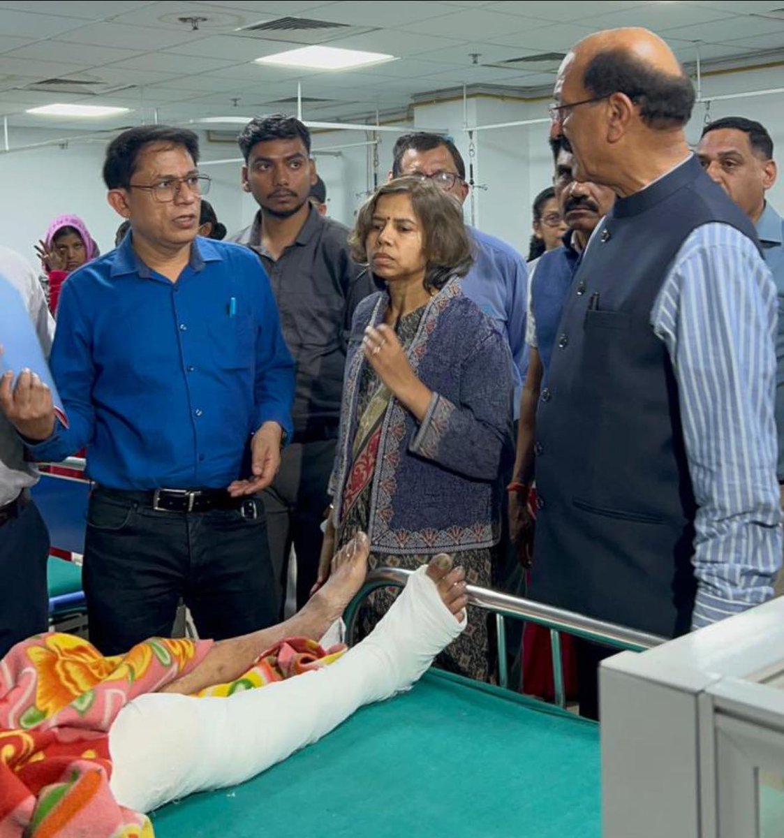 SubodhUniyal1's tweet photo. चिकित्सा स्वास्थ्य एवं चिकित्सा शिक्षा विभाग की जिम्मेदारी मिलने के उपरांत आज दून अस्पताल पहुंचकर स्वास्थ्य सुविधाओं का निरक्षण किया।
इस दौरान उपचाररत जनों से मिलकर उनके हाल-चाल जाने, उन्हें मिल रही उपचार सेवाओं की जानकारी ली एवं डॉक्टरों तथा अन्य स्वास्थ्य कर्मियों से संवाद कर व्यवस्थाओं की समीक्षा की।