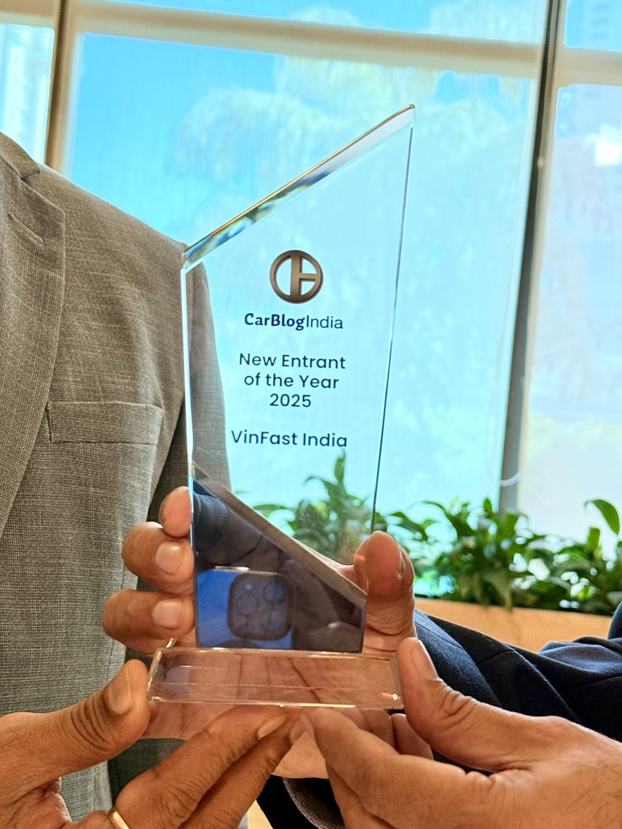 carblogindia's tweet photo. Thrilled to present Car Blog India’s New Entrant of the Year award to VinFast India! 🏆 Rohit Khurana hands the trophy to CEO Tapan Kumar Ghosh. Bold EV-first entry shaking up India’s auto scene! 🚀 #VinFastIndia #evindia #carblogindia https://t.co/94gPPTdU4W
