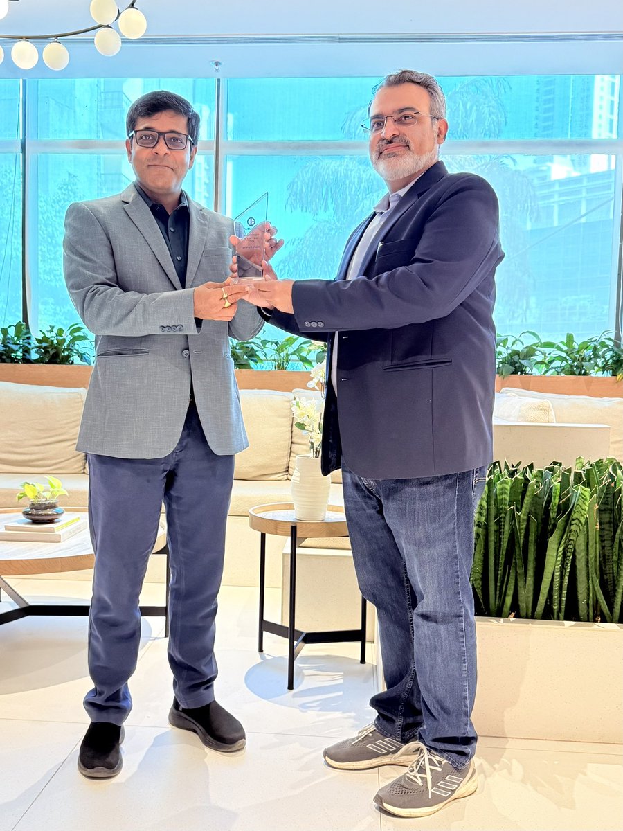 carblogindia's tweet photo. Thrilled to present Car Blog India’s New Entrant of the Year award to VinFast India! 🏆 Rohit Khurana hands the trophy to CEO Tapan Kumar Ghosh. Bold EV-first entry shaking up India’s auto scene! 🚀 #VinFastIndia #evindia #carblogindia https://t.co/94gPPTdU4W