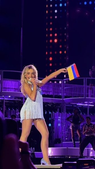 nik swiftie tweet media