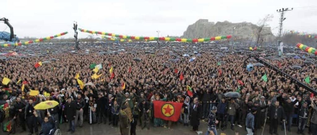 Bu bayrağın rehberliğine,onunla geçmiş her nefese,her anıya ve destansı tarihine selam olsun!
Kendisini fesh edebilir,ama tarihi ve yarattıkları onu her zaman yaşatacaktır.
Mutlak zaferin gücü,kudreti ve çizgisidir.
PKK bir aşk,sevda,bir tutku,direniş ve mücadele destanıdır.