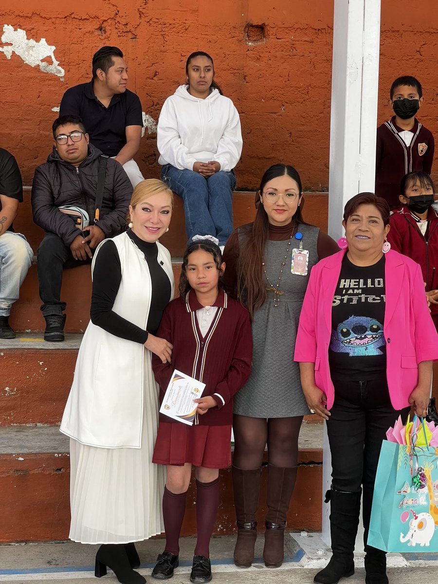 AnaBalderasMx's tweet photo. 🌅 Arrancamos la semana en la Escuela Primaria “Amado Nervo”, en la colonia Lomas de San Miguel.
Entregar apoyos no es solo cumplir, es comprometernos con la educación y con cada niña y niño que sueña en grande.
#HechosNoPalabras #CercaDeTi #CompromisoReal https://t.co/4HHqh18xFE