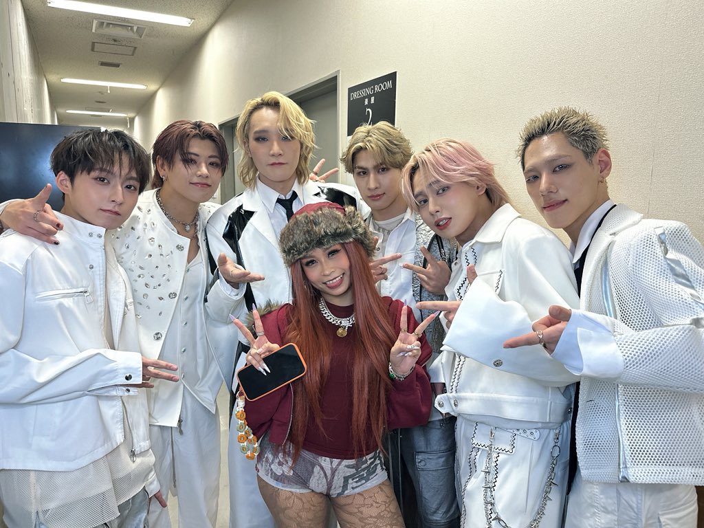 Def Class tweet media