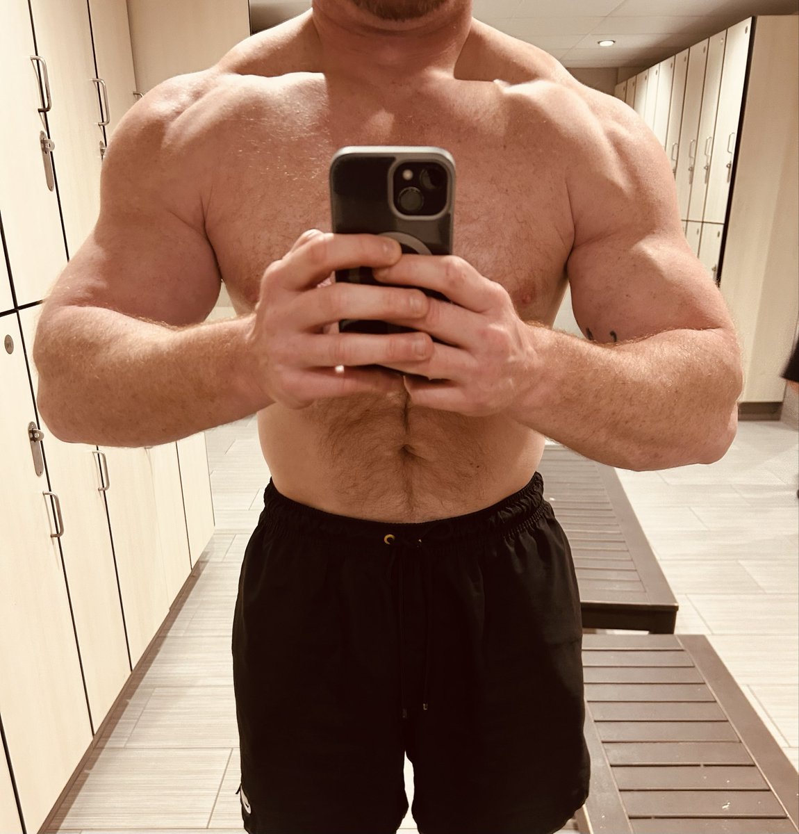 Shoulder to waist ratio on point