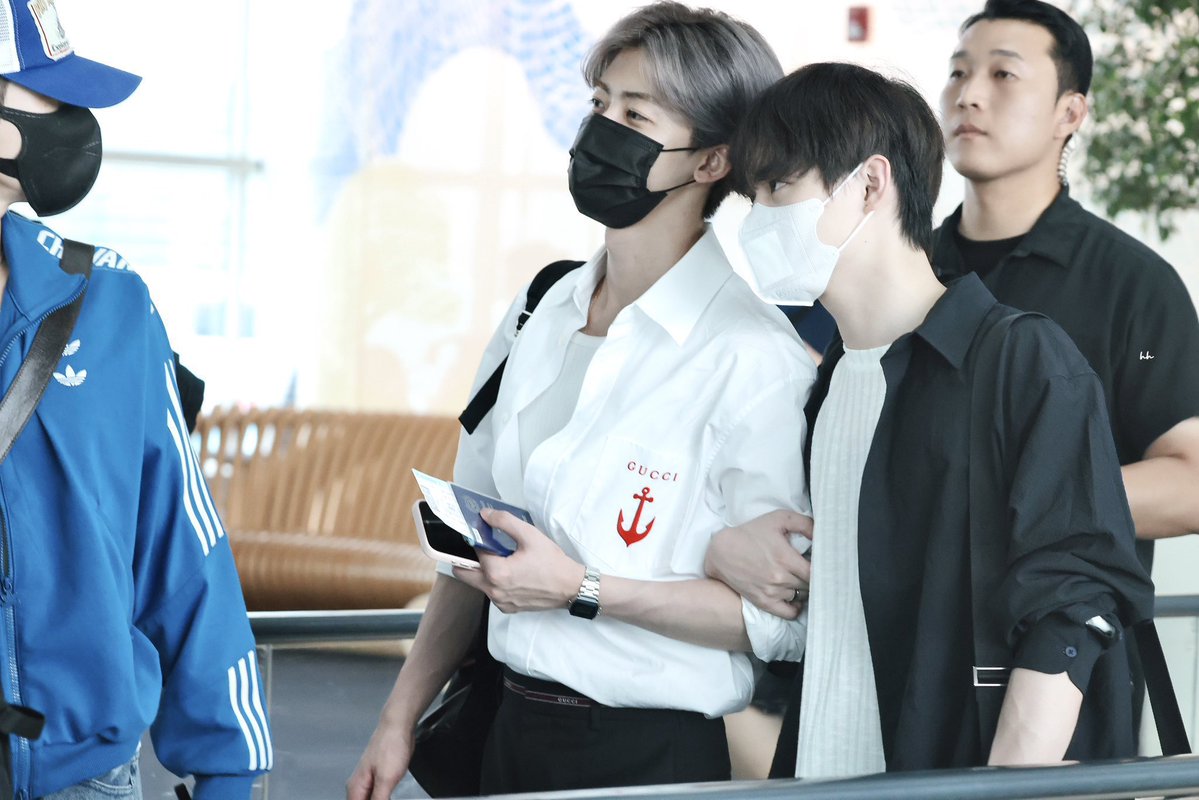 line ★★⁶⁵ tweet media