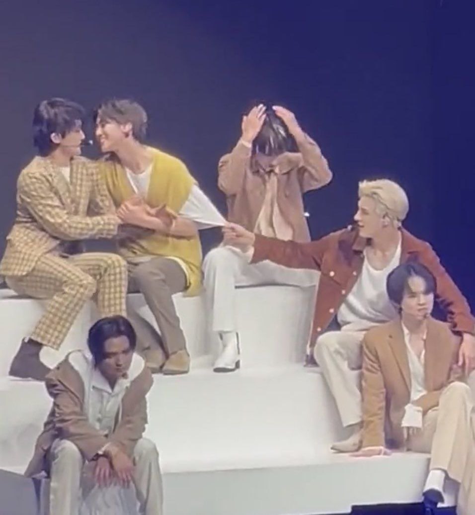 line ★★⁶⁵ tweet media