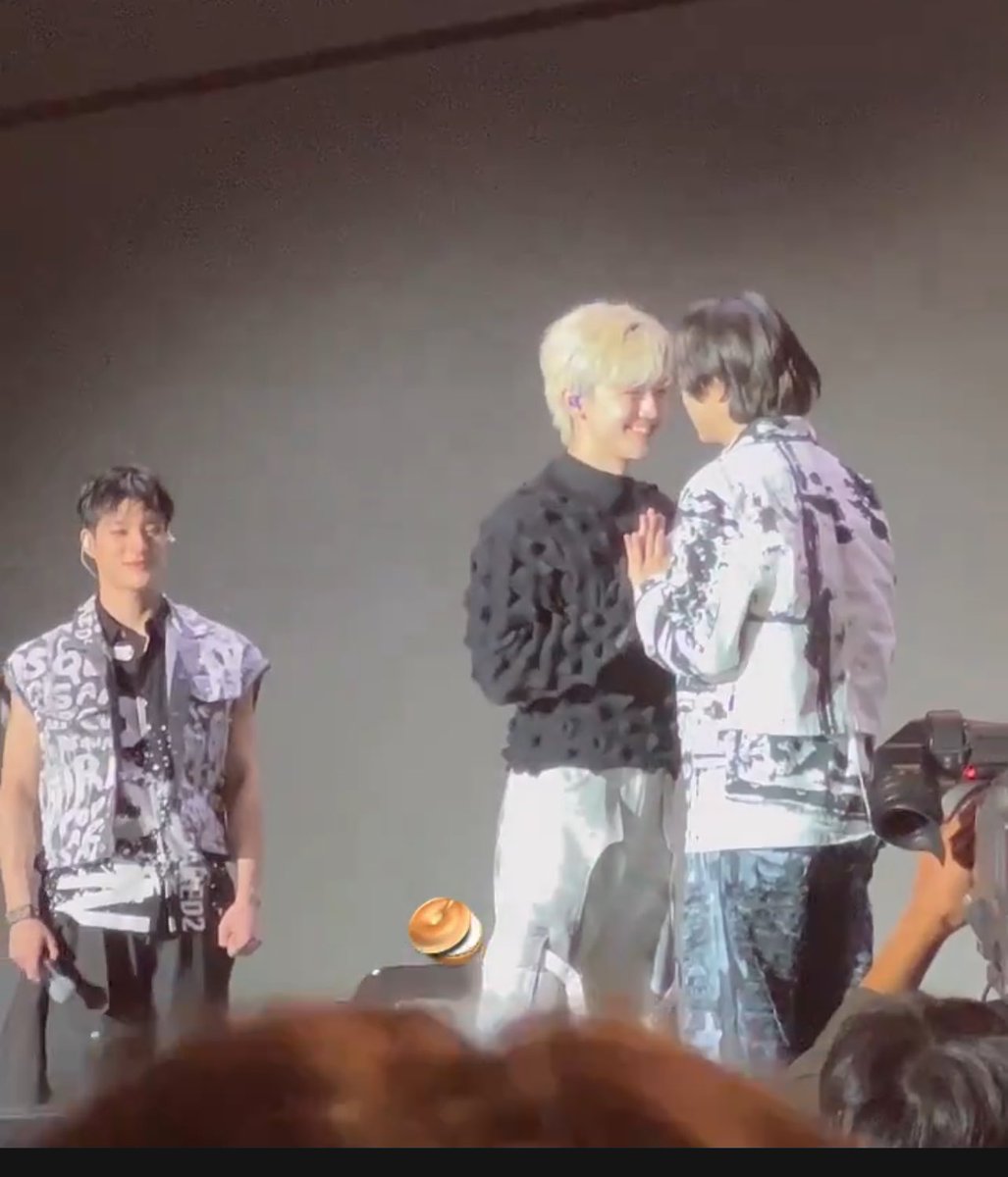 line ★★⁶⁵ tweet media