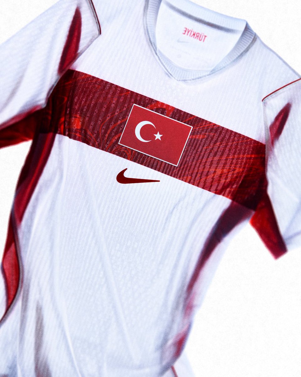 mertyalaniz's tweet photo. Bayrak işlemesi gerçekten çok kötü. Hollanda forması ile yan yana koyunca aradaki fark bariz şekilde belli oluyor. Türkiye için bir arma oluşturalım falan demiyorum, ay yıldızımız gayet uygun bir şekilde işlenebilirdi. Ciddi tepki gösterilmesi lazım şu işe https://t.co/4ddHGY2QF2