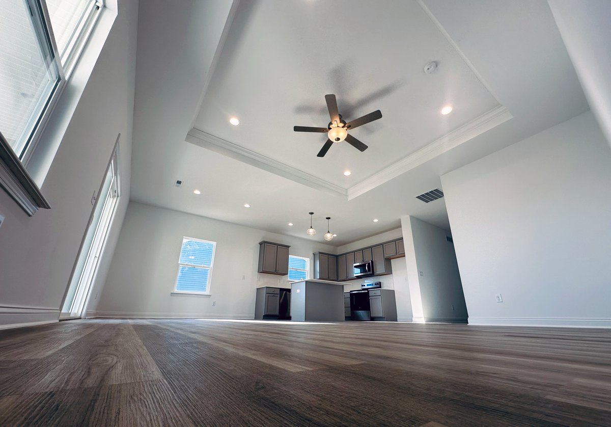 HallmarkHomes's tweet photo. 🏡 𝐌𝐞𝐞𝐭 𝐭𝐡𝐞 𝐏𝐥𝐚𝐧 𝐌𝐨𝐧𝐝𝐚𝐲: 𝐓𝐡𝐞 𝐇𝐚𝐧𝐨𝐯𝐞𝐫 🏡
The Hanover is designed with everyday living in mind. It features an open-concept layout, a main-level primary suite, and flexible spaces to fit your lifestyle. #customhomes #hallmark #indiana https://t.co/LS86asLxNu