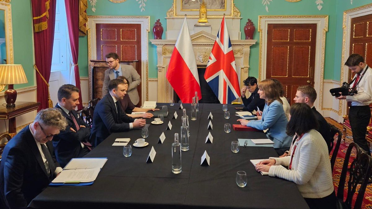 MRiTGOVPL's tweet image. Trwa wizyta ministra @Domanski_Andrz w #Londyn. Minister spotkał się z Kanclerz Skarbu Wielkiej Brytanii @RachelReevesMP.
Wśród tematów rozmowy m. in. możliwości współpracy gospodarczej między krajami, finansowanie obronności oraz udział Polski w #G20 podczas prezydencji Wlk.