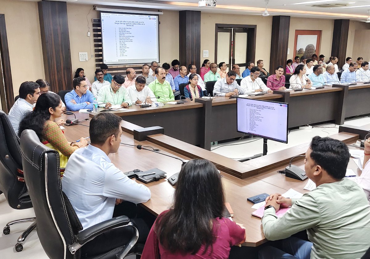 RewaCollector's tweet image. राजस्व अधिकारियों को बैठक में कलेक्टर श्रीमती प्रतिभा पाल ने निर्देशित किया कि किसानों द्वारा गेंहू उपार्जन के लिए किये गये पंजीयन अनुसार रकबे का शत-प्रतिशत सत्यापन करें तथा वास्तविक किसान छूटे नहीं तथा गलत व्यक्ति को उपार्जन का लाभ न मिले।

@CMMadhyaPradesh
@DrMohanYadav51
#Rewa