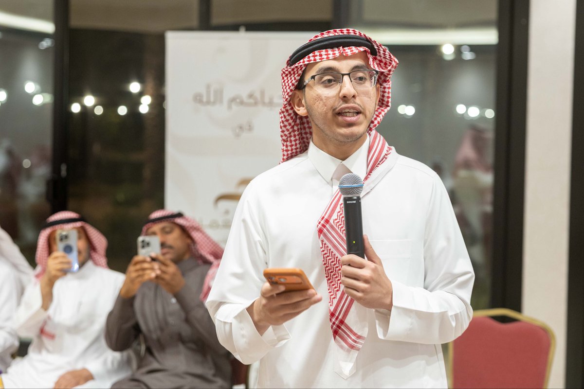 AlomariSalon's tweet photo. قصائد وكلمات وشيلات عن العيد وحب الوطن والعرضة السعودية في حفل معايدة #ديوانية_العُمري بضيافة رجل الأعمال ماجد بن ناصر العُمري بمزرعته #نجدية شمال بريدة بحضور عدد من الأعيان ورجال الأعمال والاقارب https://t.co/MHZcEmgXPR