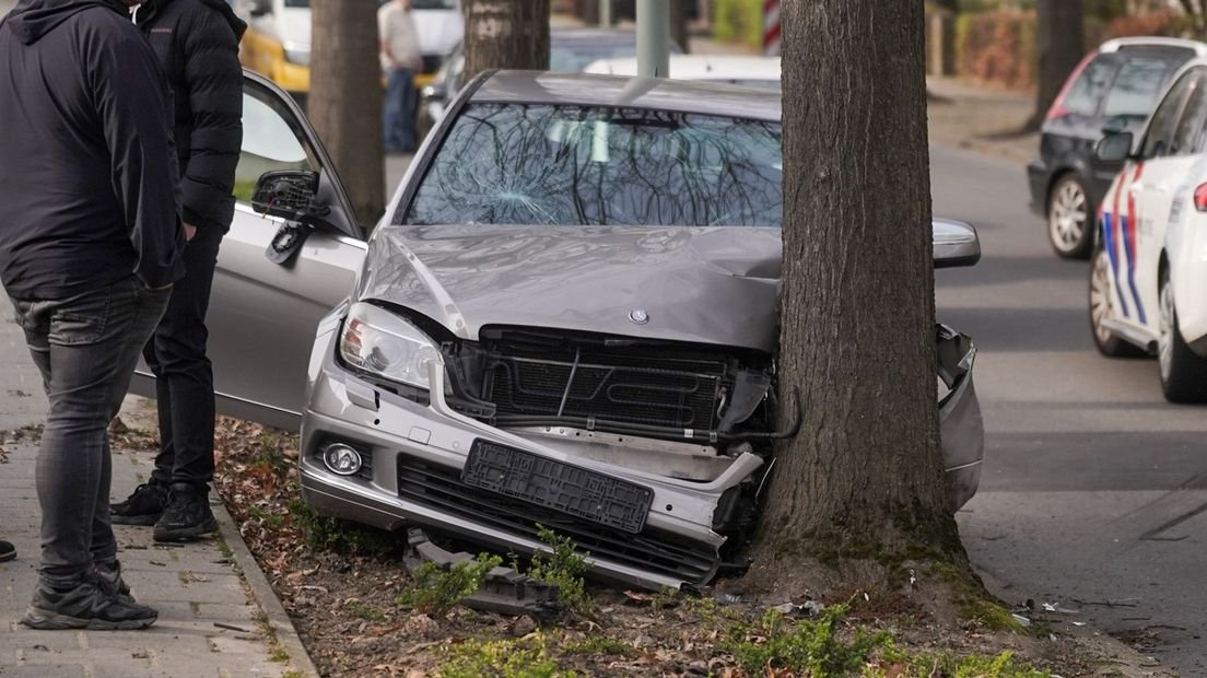 Bestuurder vlucht na auto-ongeluk in Hoensbroek