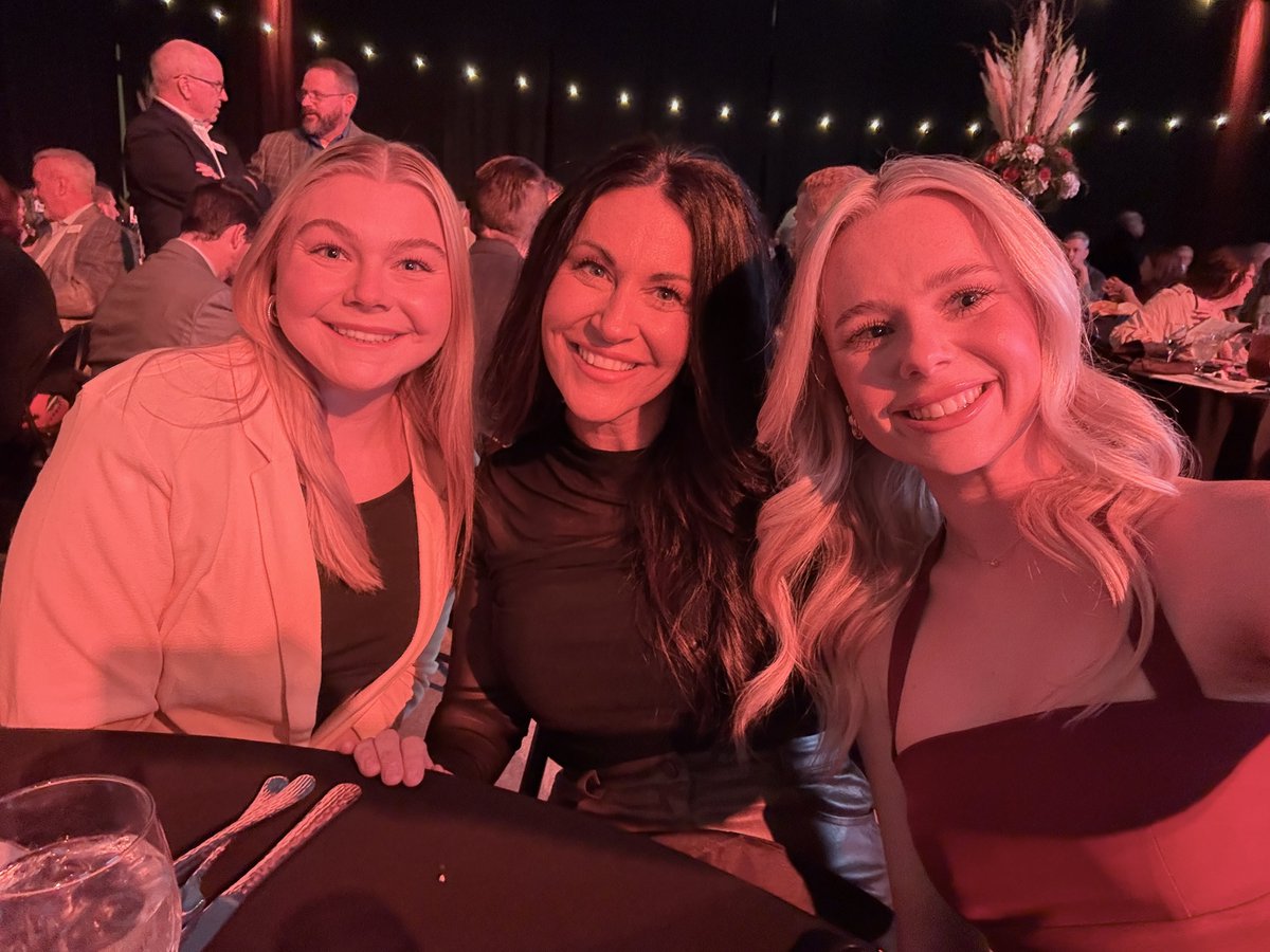 FirstServiceBnk's tweet photo. Our team had a great time last Thursday evening at the Conway Area Chamber of Commerce Annual Meeting! We were grateful to be a part of an evening focused on the growth and exciting things happening in the city of Conway.❤️🤍💙

#FSBConway #FirstServiceStrong https://t.co/Qu1xs0egBv