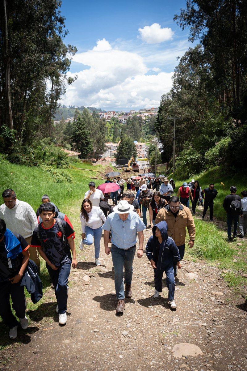 czamoramatute's tweet image. 🚶‍♂️👆 Por años se utilizó un camino informal por donde transitaban adultos mayores, niños y jóvenes para subir a #Ricaurte. ¡Pero eso se acabó!

🚘 Avanzamos con una nueva #vía de acceso, con veredas amplias. Ese atajo, que antes era de tierra y lodo, ahora será de primera.

Las