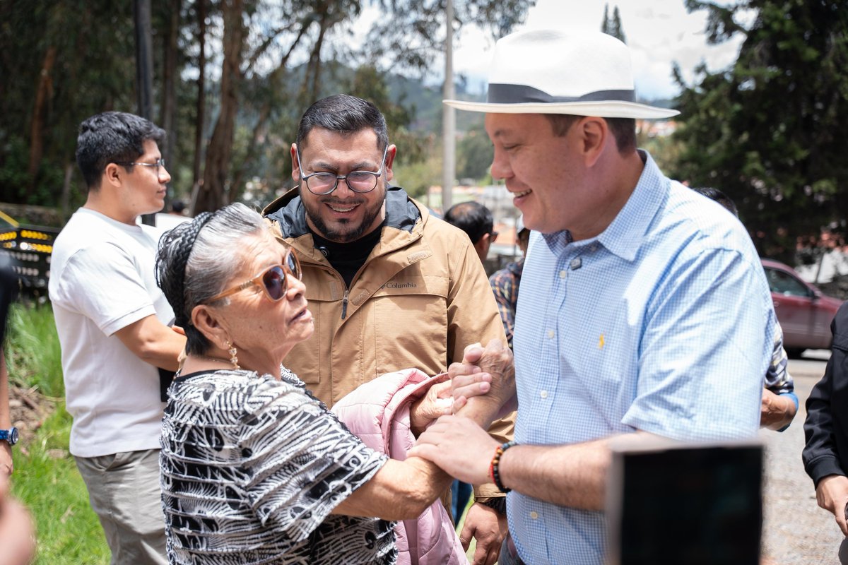 czamoramatute's tweet image. 🚶‍♂️👆 Por años se utilizó un camino informal por donde transitaban adultos mayores, niños y jóvenes para subir a #Ricaurte. ¡Pero eso se acabó!

🚘 Avanzamos con una nueva #vía de acceso, con veredas amplias. Ese atajo, que antes era de tierra y lodo, ahora será de primera.

Las