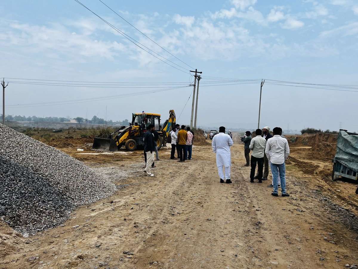 drshahkulmewati's tweet image. आप सब लोगों के सहयोग से जिस तरह आज इस #dumpingyard गंदगी ,बीमारी को खत्म करने का काम किया है अगर आगे भी कोई काम हमारे इलाके को नुकशान पहुँचाने वाला आएगा तो हम सब मिलकर उससे निपटने के लिए तैयार हैं @asadowaisi @jameelwecan @IMRANAIMIM1 @aimim_national @imtiaz_jaleel #mewat