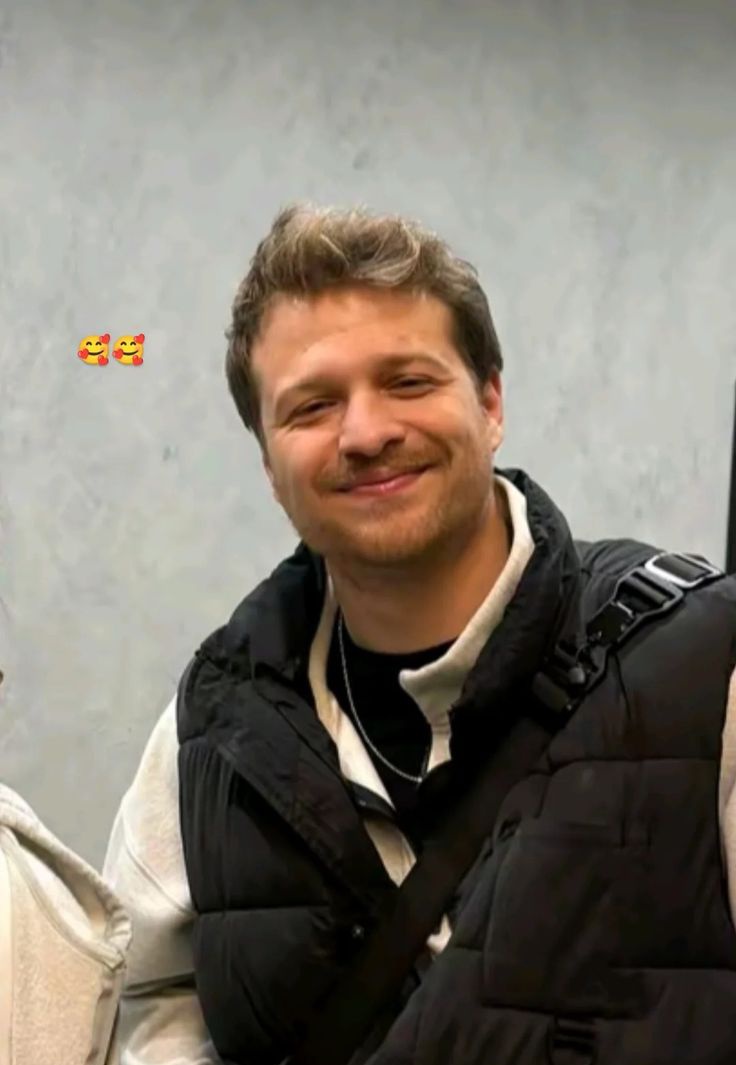 vyleraw's tweet photo. burağın "😊" bu emojiye benzediği fotolarıyla yeni koleksiyon serisi başlatıyorum https://t.co/jLh0wGCePE