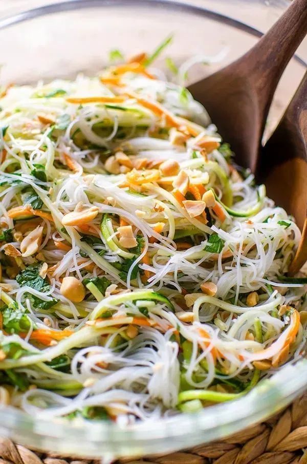 Living_Lou's tweet image. DELICIOUS vermicelli salad!

Recipe uses rice noodles, veggies and herbs. The salad dressing calls for lime juice, fish sauce, rice vinegar, garlic, peanuts (optional), hot pepper flakes and a little sugar.

RECIPE: buff.ly/2Ke9eqX
#ad #HamiltonBeachCA @HamiltonBeachCA