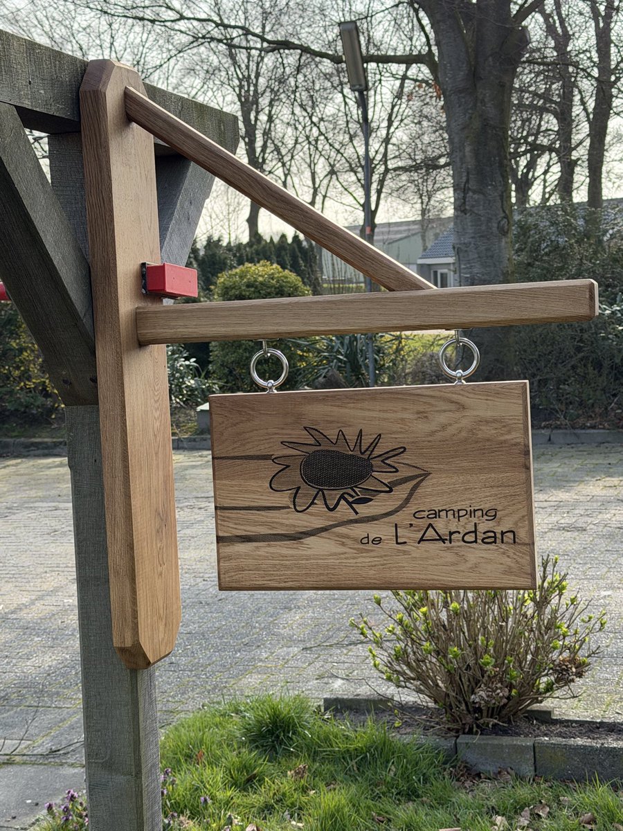 debucketeer's tweet photo. Ik post niet vaak, maar soms maak je iets waar je gewoon trots op bent 🔨🌿
een idee, een foto… en dan het eindresultaat.
Wat vinden jullie ervan?
#houtbewerking #eiken #maatwerk #vakmanschap #ambacht #hout #handgemaakt #signmaking #trots #buitenleven https://t.co/5KY1mIcxhP