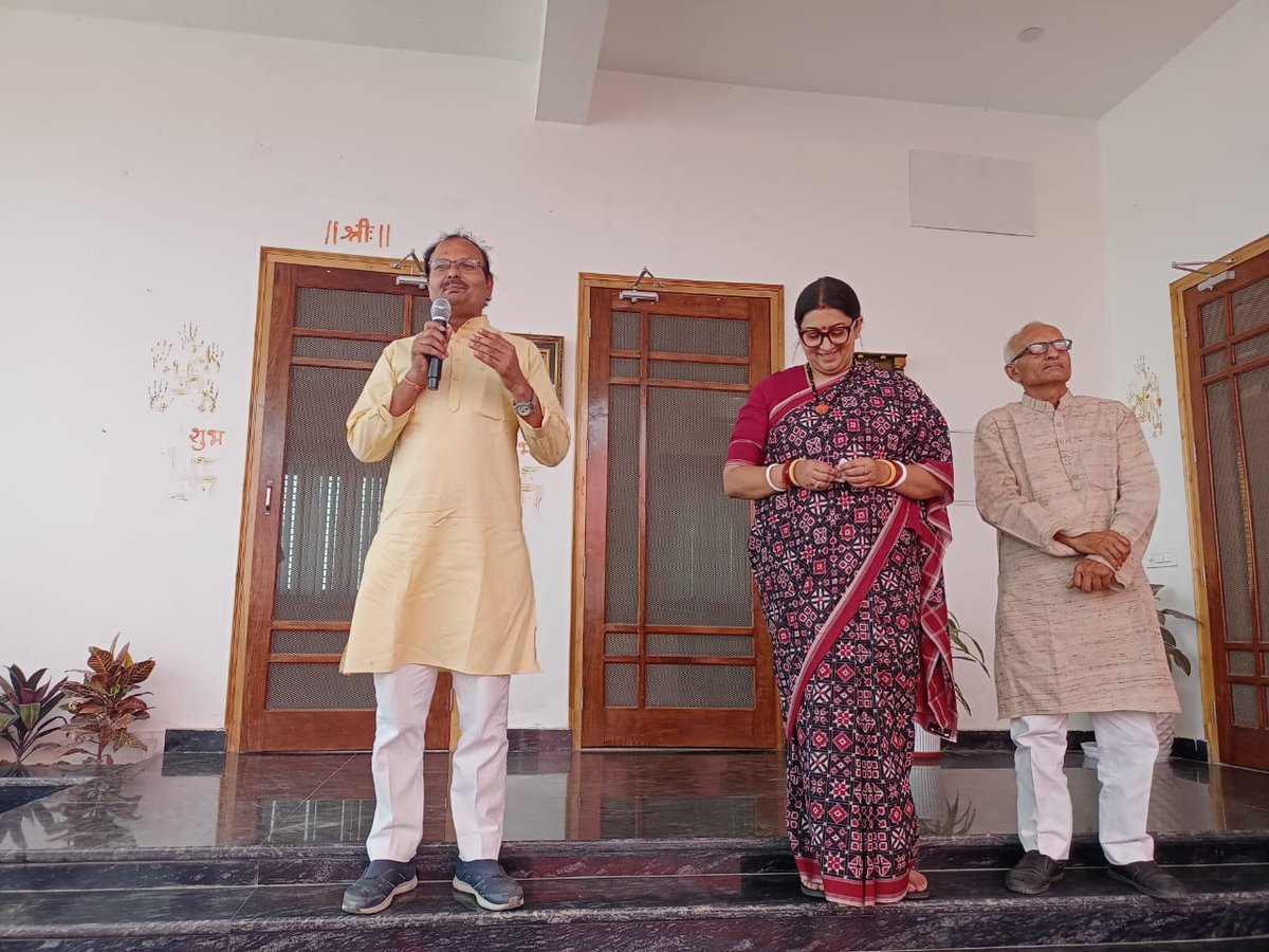 पूर्व केंद्रीय कैबिनेट मंत्री आदरणीया दीदी <a href="/smritiirani/">Smriti Z Irani</a> जी को जन्मदिन की हार्दिक शुभकामनाएं 💐 माँ जगदम्बा आपको उत्तम स्वास्थ्य एवं दीर्घायु प्रदान करें।🙏💐