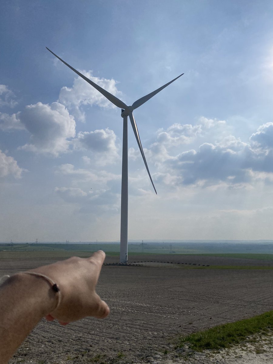 Alien déguisé en humain tweet media