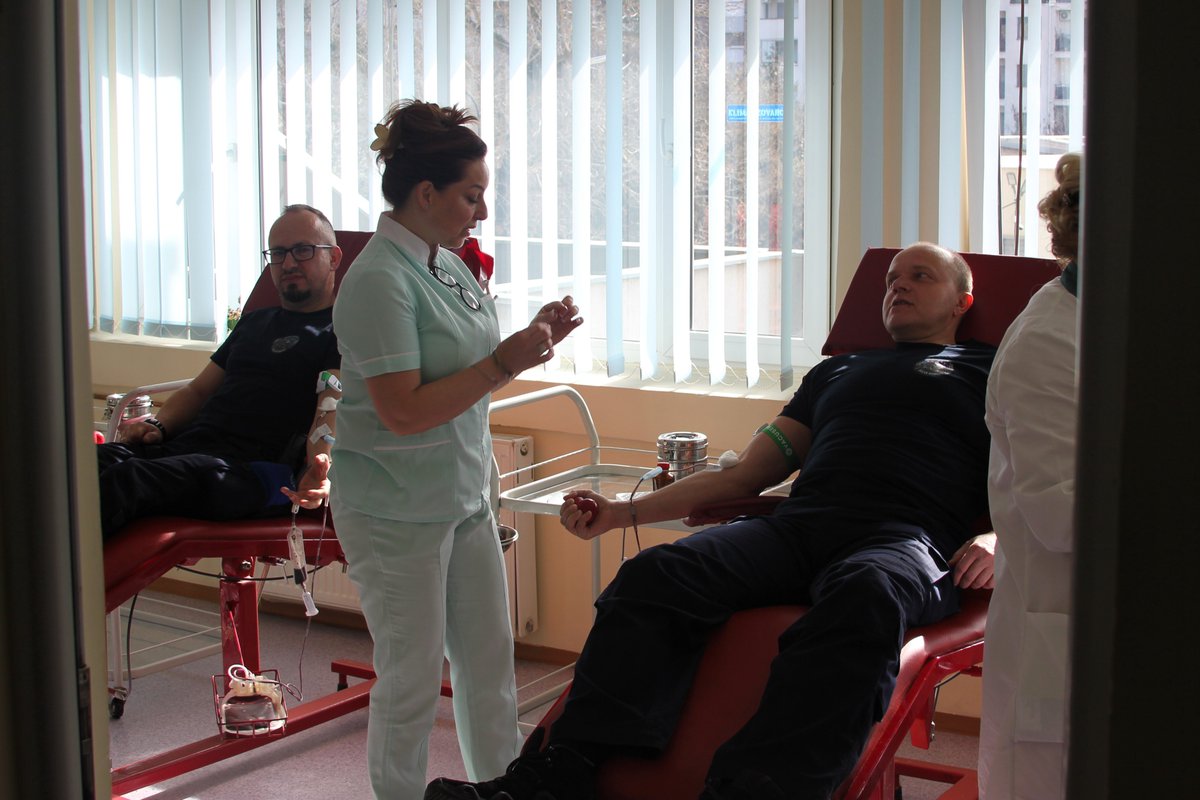 EULEXKosovo's tweet photo. 🩸Save lives - be a blood donor!
Today, 🇵🇱 members from #EULEX FPU voluntarily donated blood at the Clinical Hospital Centre in Mitrovica North: a reliable blood supply is crucial to effectively respond to emergencies & to care for patients who need continuous treatment. https://t.co/2AnW4GoTXT