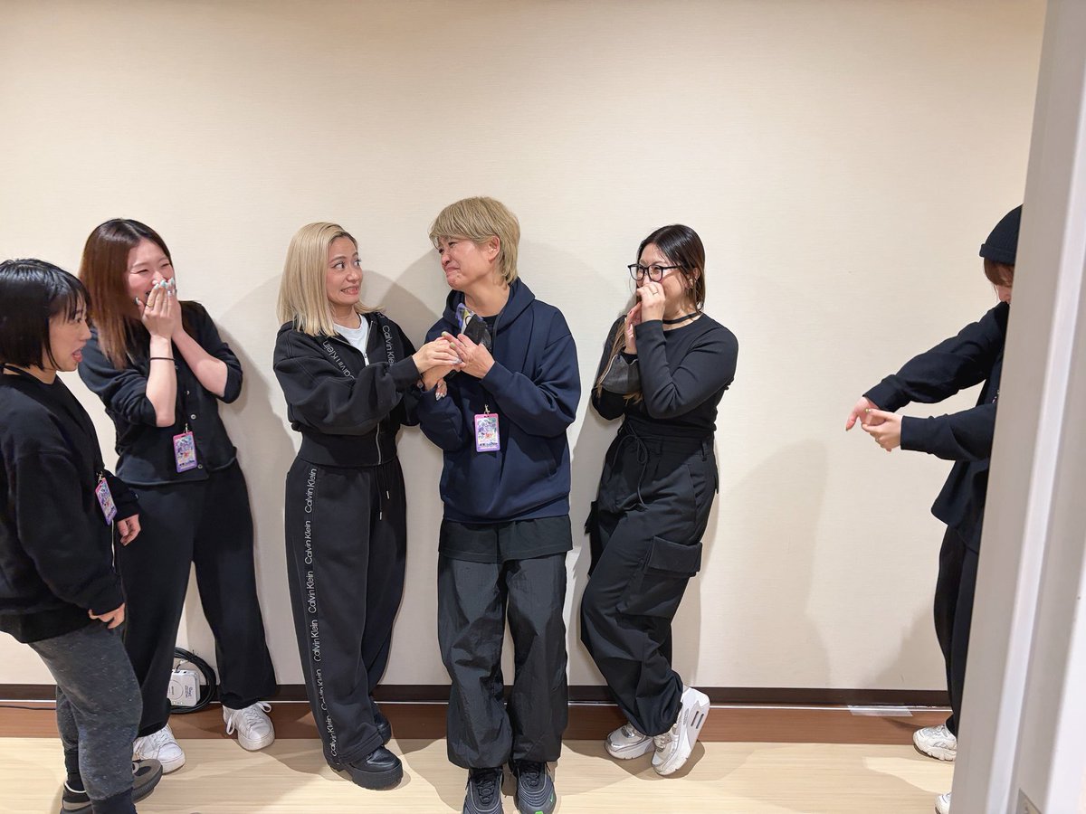 今回沢山お話出来て楽しかったです🫶めちゃくちゃ笑ったw女子会しましょう😆
右からmai子さん(ゆみ先生アシ)ゆみ先生、みぃ、MIKA先生、もえかさん(MIKA先生アシ)松尾選手(みぃアシ)
3枚目は私の手の指がいきなりつった写真ですw