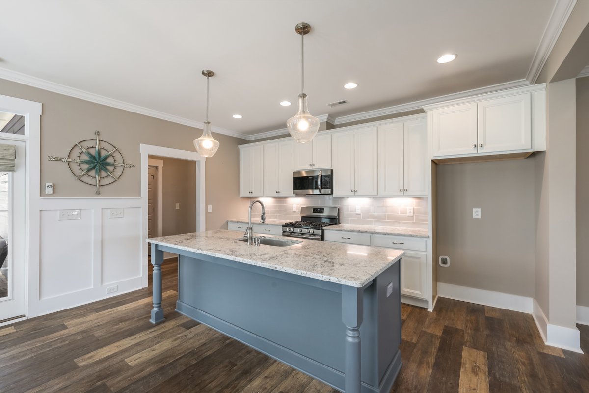 CameronTeam's tweet photo. New in RiverLights ✨ 3BR/2BA one-story with open layout, coffered ceiling, gas fireplace, sunroom &amp; alley garage with epoxy floor 🚗 Enjoy resort-style amenities + Cape Fear River sunsets 🌅🏡 https://t.co/KWvHYNMSzl #wilmingtonnc https://t.co/DvqIesAxoG