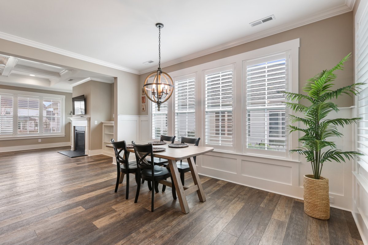 CameronTeam's tweet photo. New in RiverLights ✨ 3BR/2BA one-story with open layout, coffered ceiling, gas fireplace, sunroom &amp; alley garage with epoxy floor 🚗 Enjoy resort-style amenities + Cape Fear River sunsets 🌅🏡 https://t.co/KWvHYNMSzl #wilmingtonnc https://t.co/DvqIesAxoG