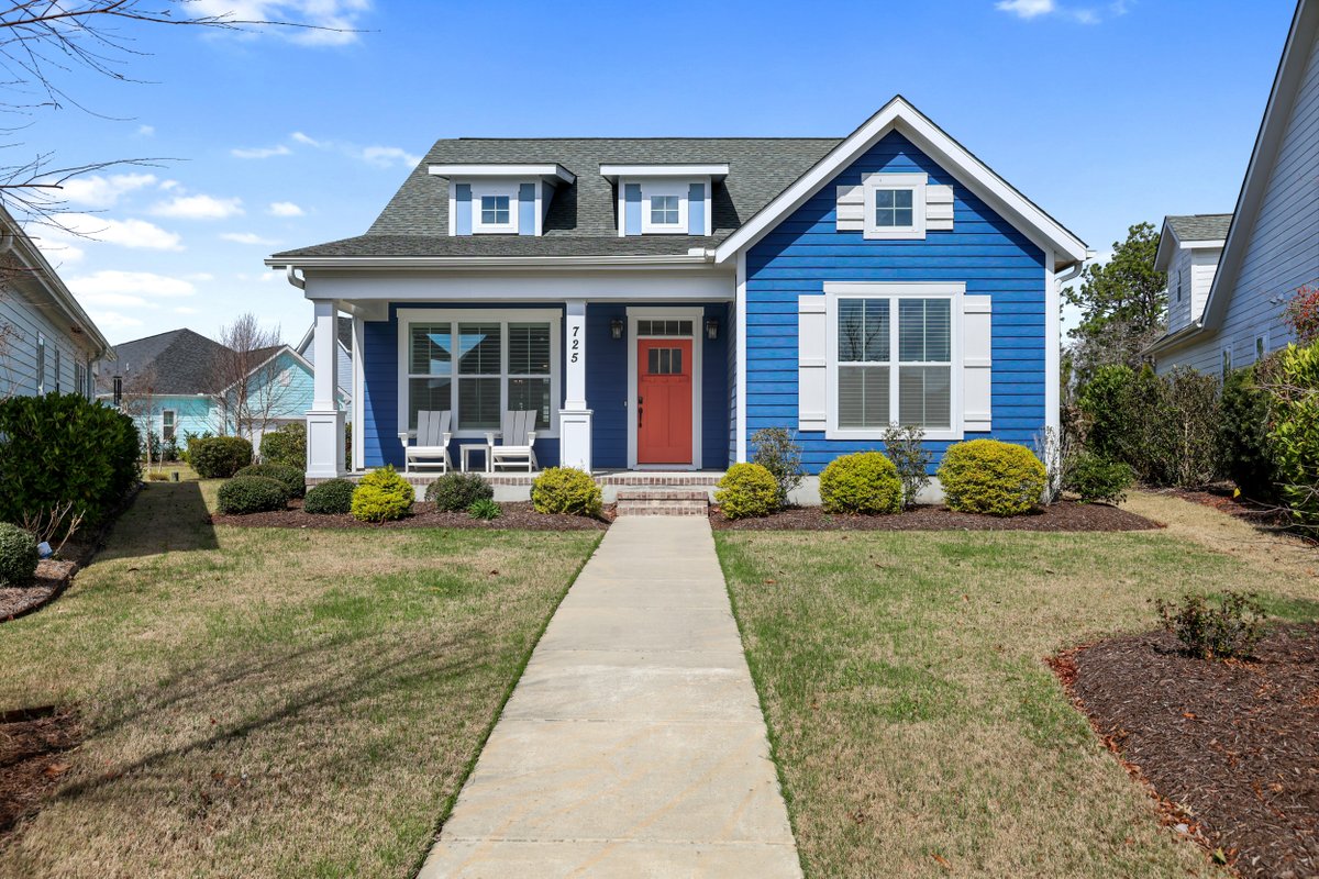 CameronTeam's tweet photo. New in RiverLights ✨ 3BR/2BA one-story with open layout, coffered ceiling, gas fireplace, sunroom &amp; alley garage with epoxy floor 🚗 Enjoy resort-style amenities + Cape Fear River sunsets 🌅🏡 https://t.co/KWvHYNMSzl #wilmingtonnc https://t.co/DvqIesAxoG