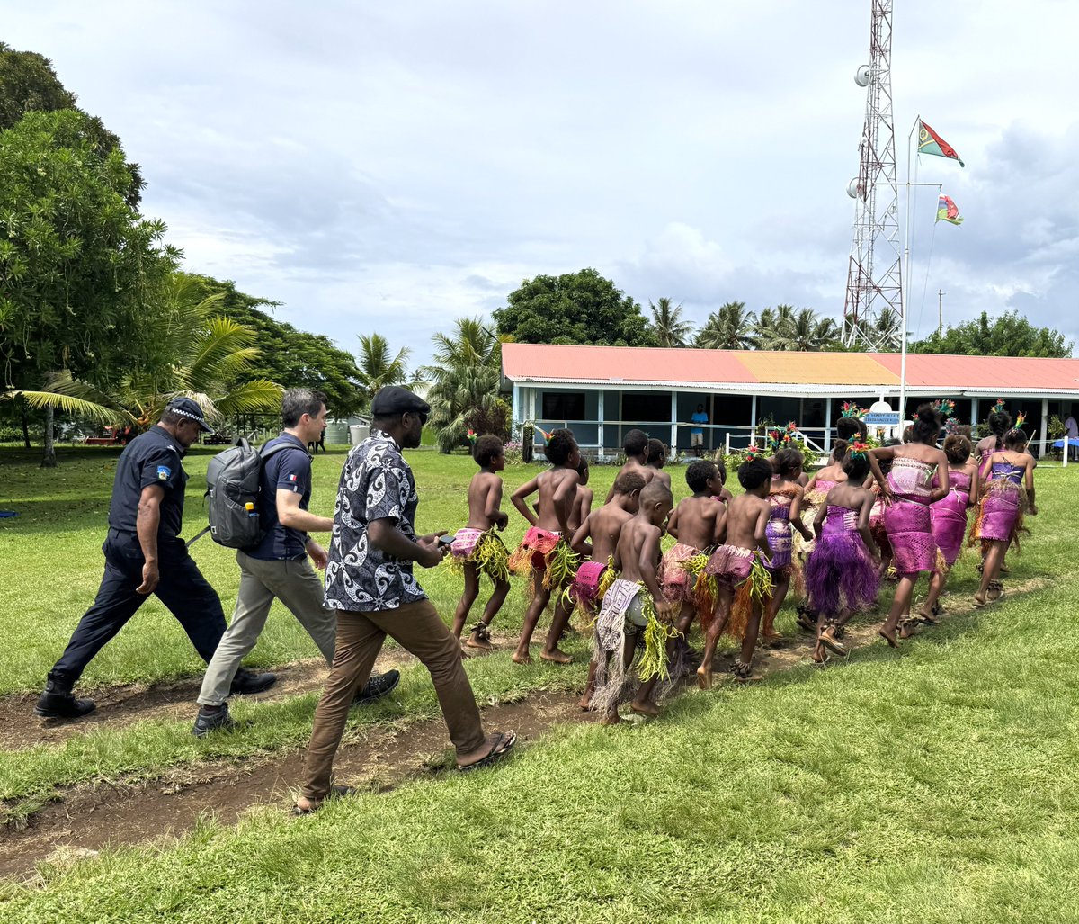 jeangene_vilmer's tweet photo. 🇻🇺🇫🇷 #AMBAE 6 – Welcome in Saratamata by the authorities of Penama Province and traditional chiefs. Fruitful discussions with the embassy team regarding our initiatives, particularly community-benefiting microprojects and the deployment of @FVolontaires volunteers. https://t.co/0zQl9JKEUP