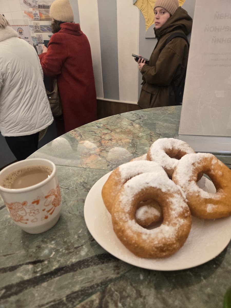 choco_emo's tweet photo. У мамули сегодня день рождения 
Ели пышки, смотрели Гальцева
Радовались https://t.co/hYal0vv31D