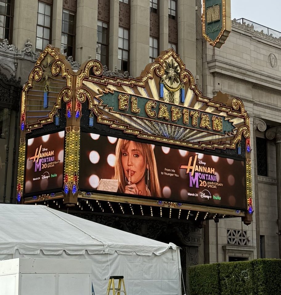 esta noche vamos a vivir la tercera premiere de hannah montana no entendéis lo importante que es esto para las que crecimos en los 2000s