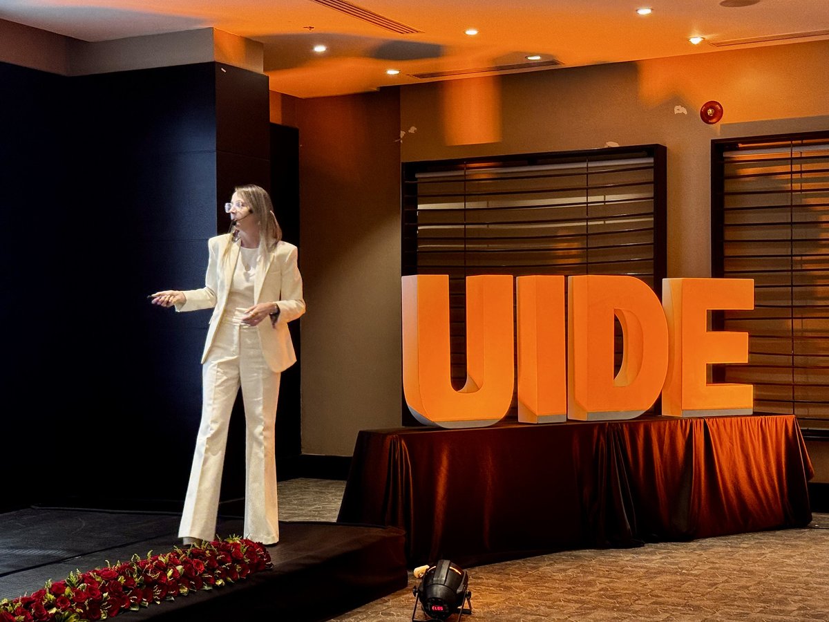 UIDE's tweet photo. Celebramos la 6ta edición de #InnovatorsSummit, un encuentro que reunió a especialistas para debatir cómo la innovación, el análisis de datos y la experiencia del cliente están redefiniendo la forma de comunicar, decidir y evolucionar.

Conoce más aquí👉 https://t.co/glhxubHxZo https://t.co/RW2PAnr3WJ
