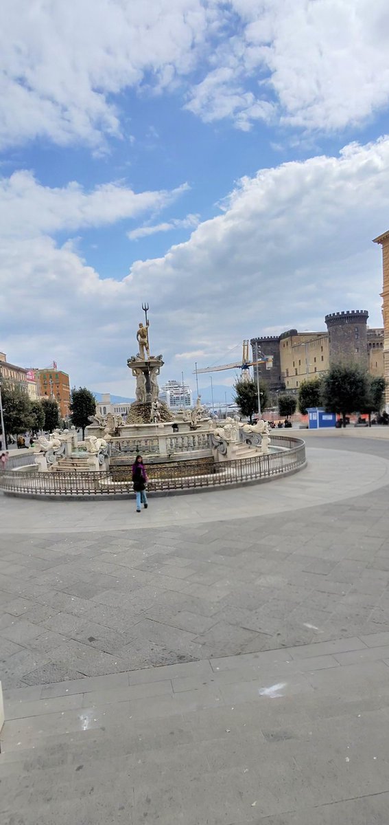 FabrizioWilson's tweet photo. #Naples #Napoli #PiazzaDelPlebiscito #Vesuvio https://t.co/X8PErPalo5