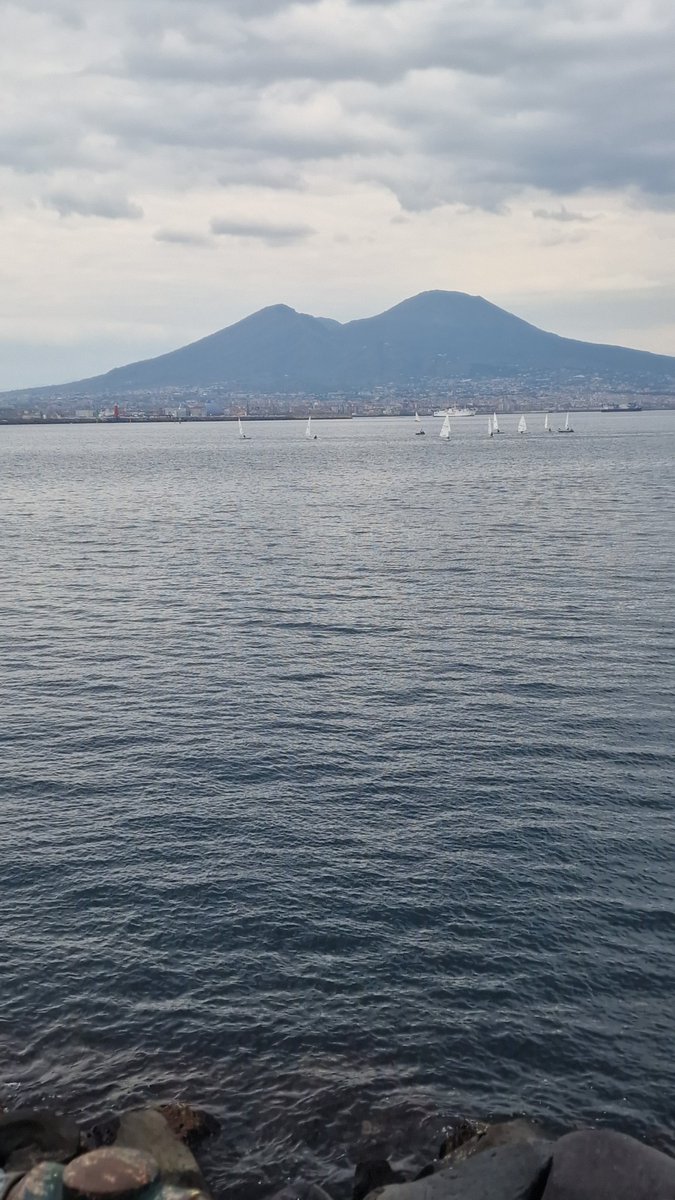 FabrizioWilson's tweet photo. #Naples #Napoli #PiazzaDelPlebiscito #Vesuvio https://t.co/X8PErPalo5