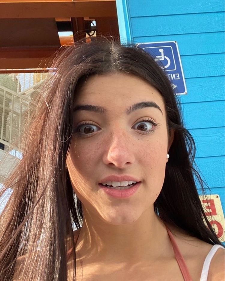 Simp for Charli tweet media