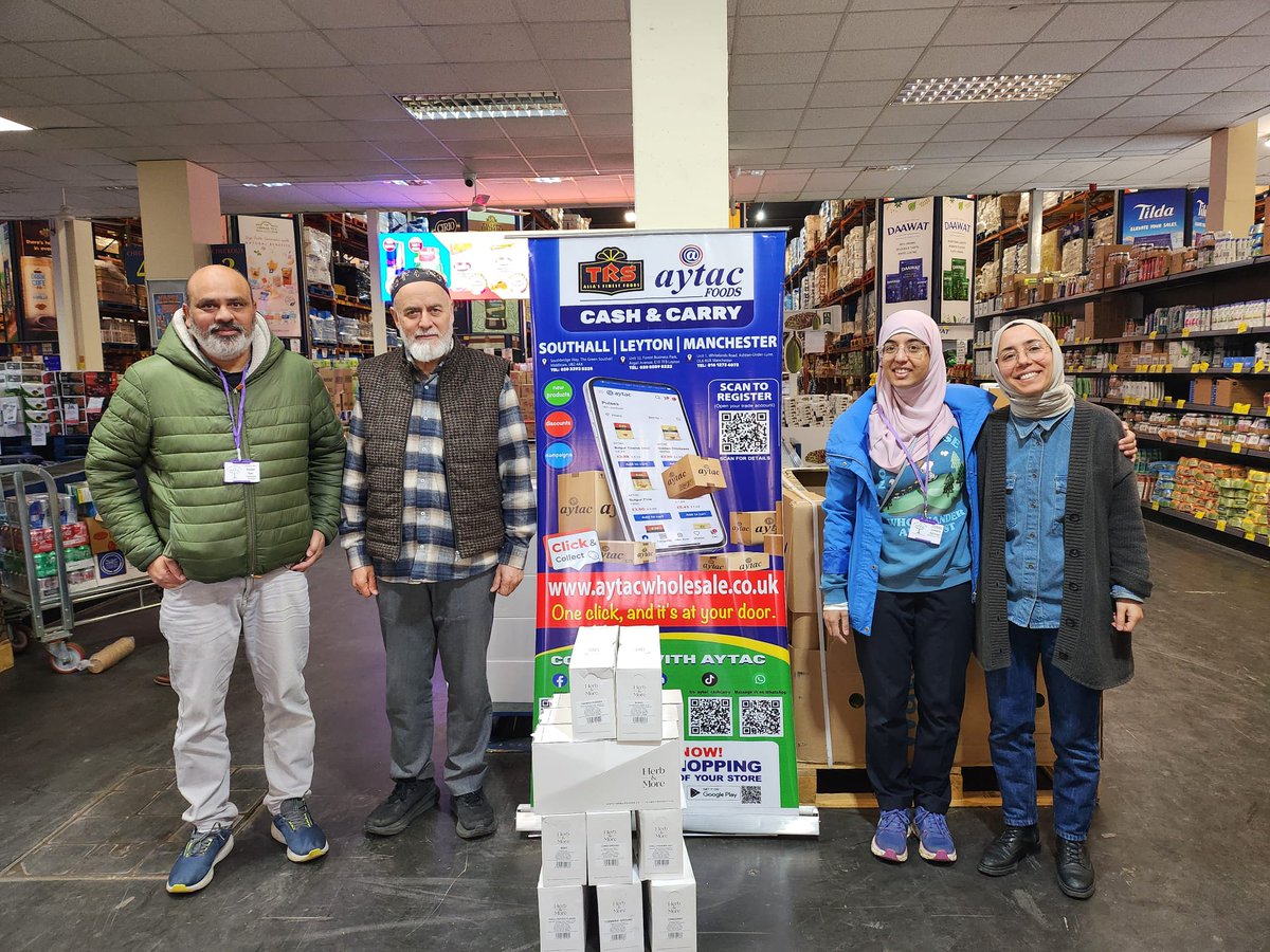 FelthamFoodBank's tweet photo. Yesterday, we distributed Eid packs to our users, donated by generous members of our local community who have supported us over many years. We also had very generous contributions to this gift pack from Aytac Foods and Lindt. Thank you to all!🤩🥰 https://t.co/2mcCoV12wj