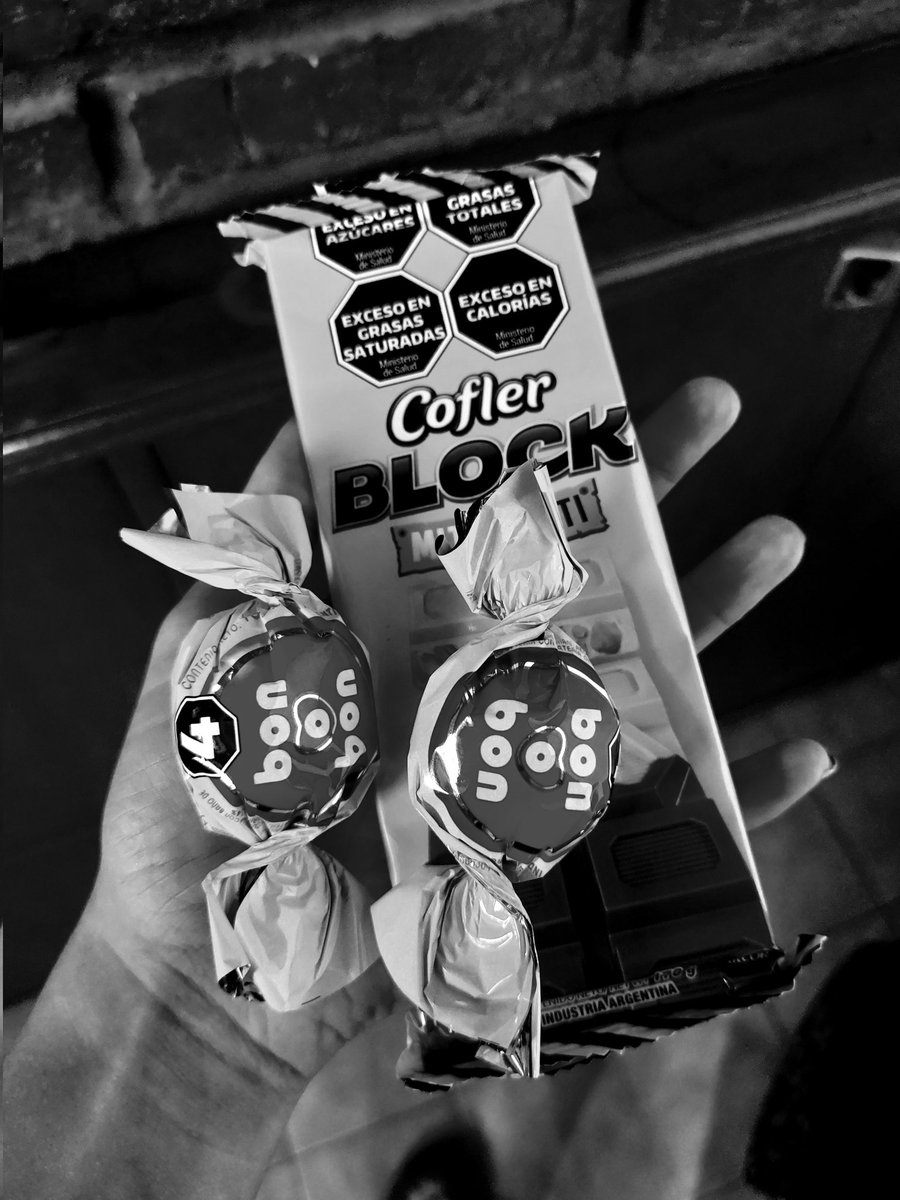 Me hace muy feliz el hecho de que me regalen chocolates de la nada porque sé que quién me conoce y lo hace, lo hace con intención de verme contenta aunque sea un ratito