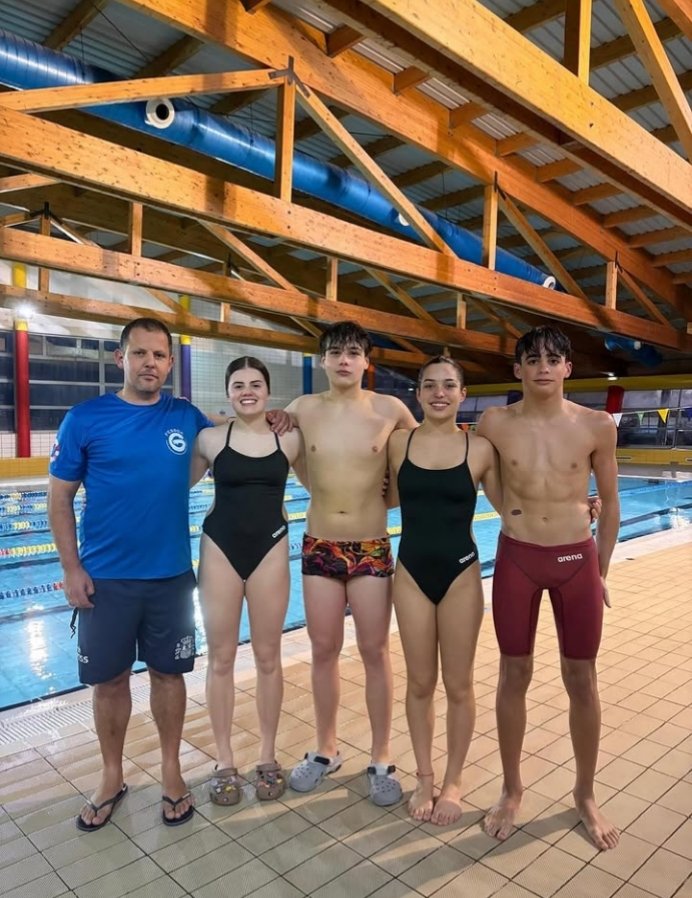 ClubSysca's tweet photo. CONCENTRACIÓN XUVENIL

Esta fin de semana tivo lugar na piscina de A Estrada a 3ª concentración xuvenil na que participaron 4 dos nosos deportistas: 

- Marta Eirís
- Alejandra Casal
- Mateo Cerviño
- Mateo Castelo

Ademais, David Orgeira participou como técnico. 

#FORZASYSCA https://t.co/NRvMz3m8U7