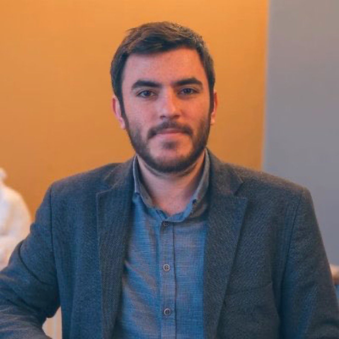 Gazeteci İsmail Arı dün geceden beri tutuklu. Onun haberleştirdiği onlarca deprem davası var; bu davaların mağdurları İsmail Arı’nın tutukluğu için çok üzgün ve serbest bırakılmasını bekliyor.