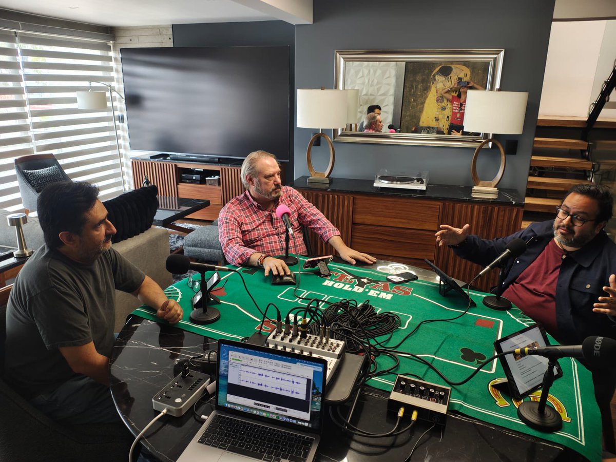 enriquefamx's tweet photo. Estuve en el podcast #CódigoVino 🍷🎬 junto a mi gran amigo @charliedelrio (@CinemaNET), conversando sobre la relación entre el cine y el vino.
Gracias a Edgar Luna y Edgardo Schiller por la invitación 🙌

Escúchalo aquí: https://t.co/pa8b0rn9MC https://t.co/e3fU8SgX5T