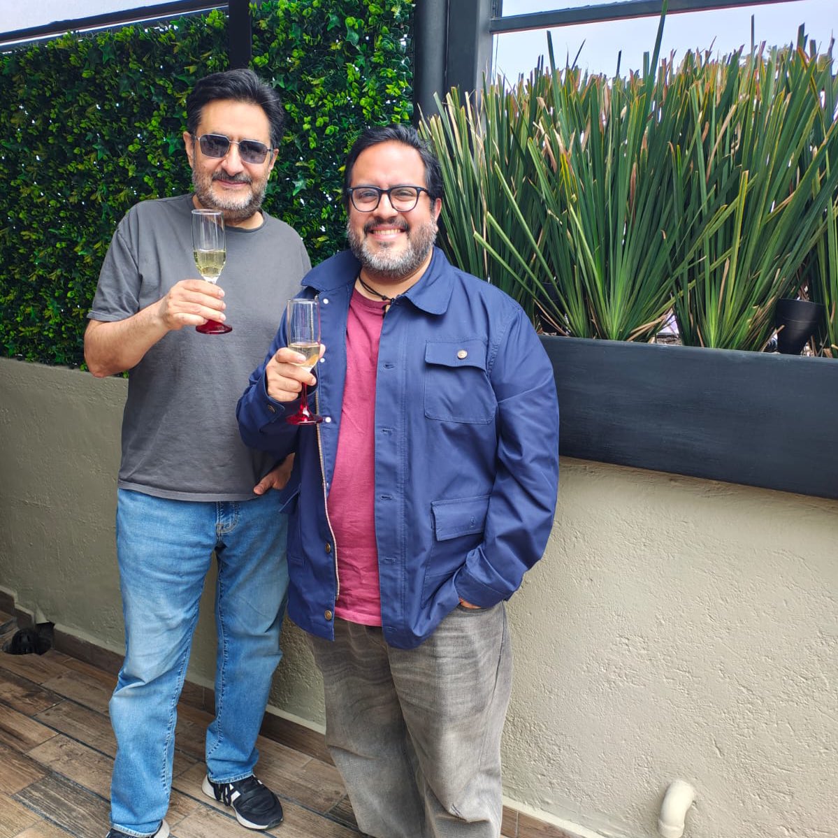 enriquefamx's tweet photo. Estuve en el podcast #CódigoVino 🍷🎬 junto a mi gran amigo @charliedelrio (@CinemaNET), conversando sobre la relación entre el cine y el vino.
Gracias a Edgar Luna y Edgardo Schiller por la invitación 🙌

Escúchalo aquí: https://t.co/pa8b0rn9MC https://t.co/e3fU8SgX5T