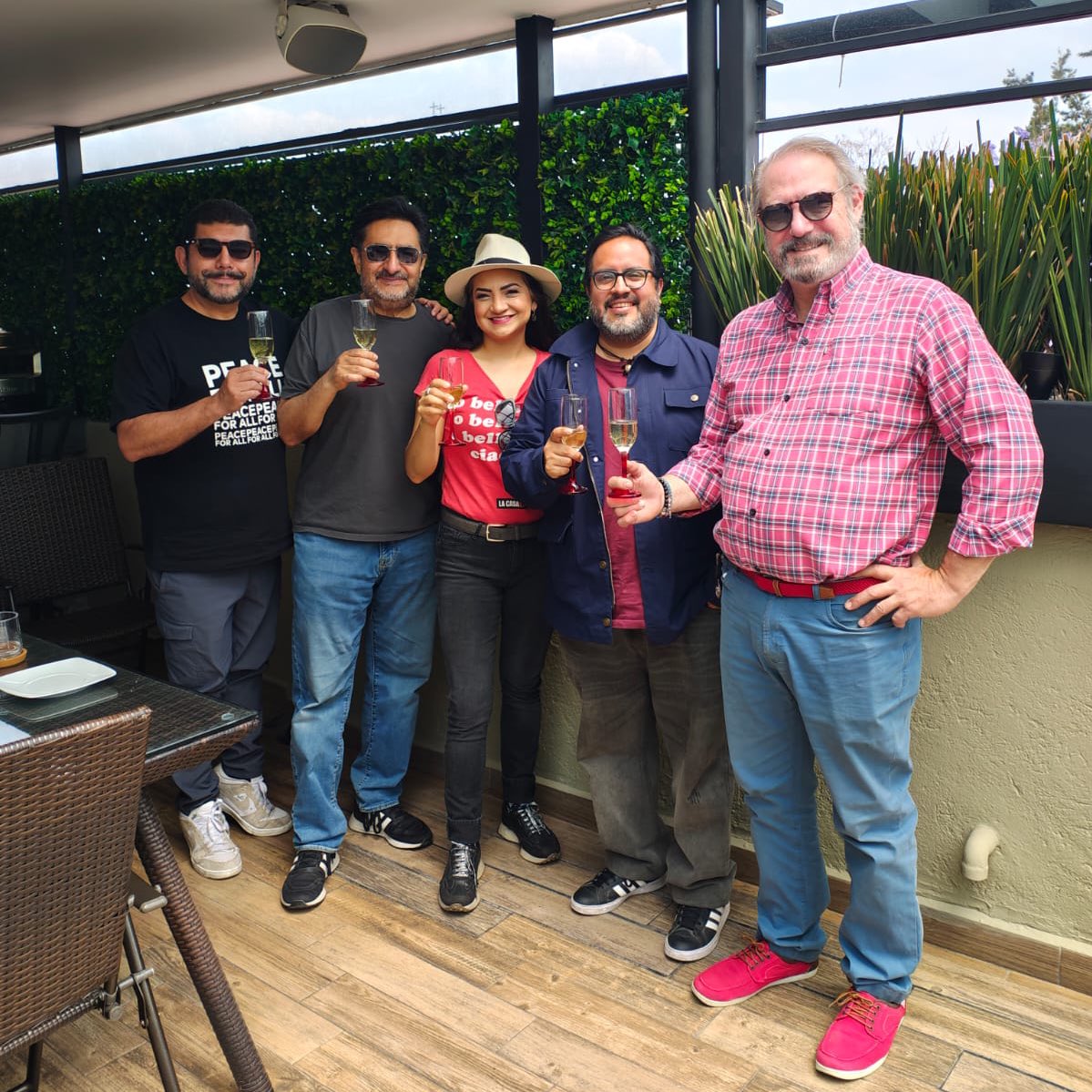 enriquefamx's tweet photo. Estuve en el podcast #CódigoVino 🍷🎬 junto a mi gran amigo @charliedelrio (@CinemaNET), conversando sobre la relación entre el cine y el vino.
Gracias a Edgar Luna y Edgardo Schiller por la invitación 🙌

Escúchalo aquí: https://t.co/pa8b0rn9MC https://t.co/e3fU8SgX5T