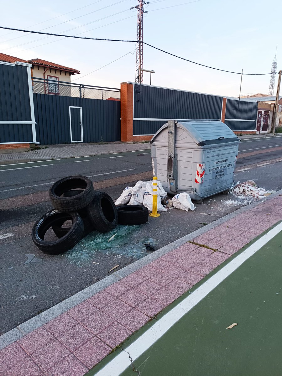 🚨 Denunciamos nuevos vertidos ilegales en Garrido: escombros, neumáticos, muebles y cristales en Calzada de Medina y zona del Volcán.

✅ Avisada la Policía Local y al servicio de recogida de residuos.

#BarrioGarrido #Salamanca #VertidosIlegales